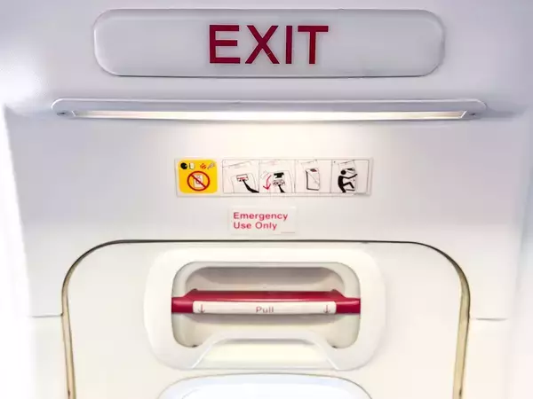 「｢ポン!｣得意満面で開けたシャンパンが乗客に降り注ぎ…ANAのレジェンドCAを襲った"まさかのミス"」の画像