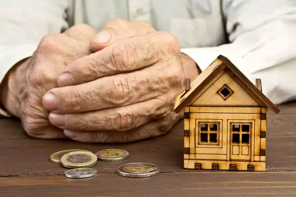 「帰省中に親が口にしたら要注意…｢最悪の場合､親の住まいと生活費を子供が背負う｣広告でよく見る6文字の言葉」の画像