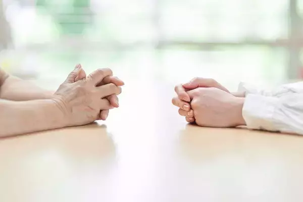 「帰省中に親が口にしたら要注意…｢最悪の場合､親の住まいと生活費を子供が背負う｣広告でよく見る6文字の言葉」の画像