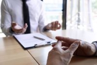 お金のプロが大病して悟った…｢金融機関の営業マンが話しだしたら要注意｣警戒心が崩れる危険な話題の筆頭格