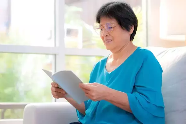 「足踏みしながら両手を使うだけ…脳内科医が｢脳のヨボヨボ化｣を遠ざけるという"最強のながら動作"」の画像