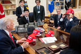 なぜ私はMAGA帽子をかぶりトランプ氏と撮影したのか…｢格下外交｣と批判された赤澤氏が語る交渉の全内幕