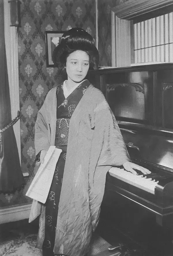 「オーストリアのコーヒー王と40歳差婚､夫公認で熱愛不倫…セレブ男性をぐいぐい吸引した超恋愛体質の歌手」の画像