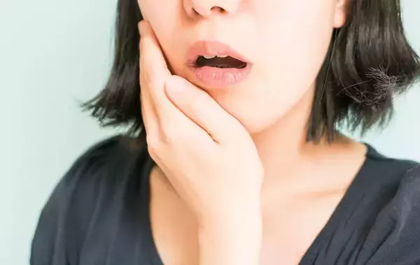 「｢鼻ほじりに指を2本突っ込む｣は赤信号…｢将来多くの歯を失う人｣が子供のころにみせる10のサイン」の画像