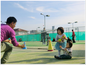 親子で笑顔とハイタッチを！スポーツの秋「なかよし親子テニス」無料体験会を開催