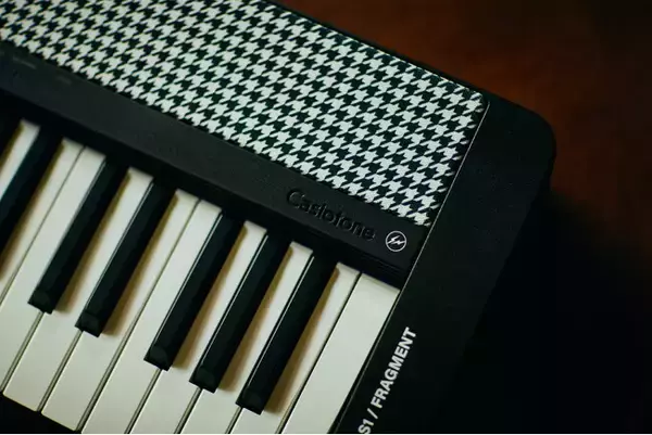 「カシオの電子キーボードとFRAGMENTによるコラボモデル「Casiotone CT-S1 × FRAGMENT」を「V.A.」にて1/16（木）に発売」の画像