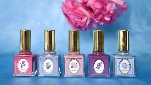 出版社生まれのコスメブランドがリニューアル。ブランド名をLibroaria(リブロアリア)に変更し、新たな読書体験を提供。大人気のネイルポリッシュがレトロクラシカルなパッケージで再登場。