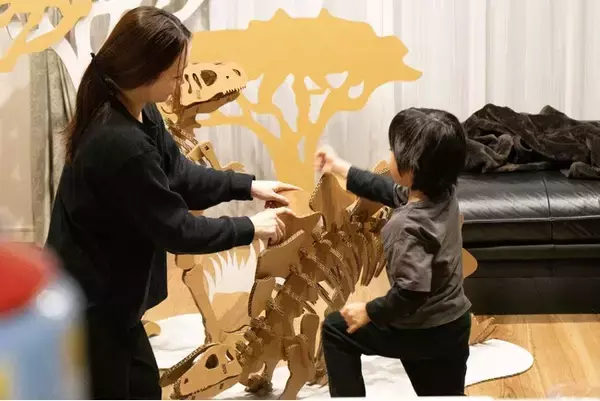 ダンボール体験型ブランド「Qumu」始動、組み立てで楽しむ恐竜シリーズ発売　全高180cmの大型モデルも展開