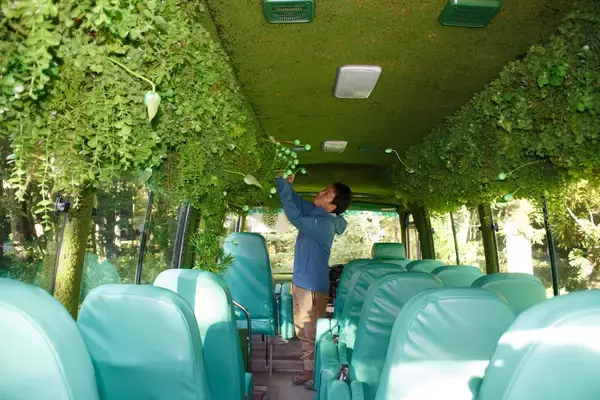 唯一無二の「コケまみれ」なシャトルバスをつくりたい――。星野リゾート　奥入瀬渓流ホテルが情熱をかけた、前代未聞のプロジェクト「おいらせコケバス」