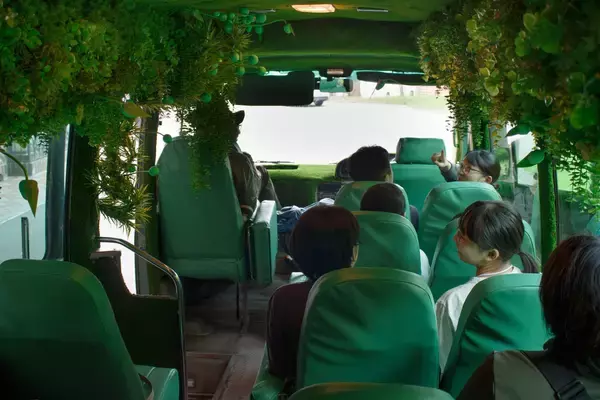 「唯一無二の「コケまみれ」なシャトルバスをつくりたい――。星野リゾート　奥入瀬渓流ホテルが情熱をかけた、前代未聞のプロジェクト「おいらせコケバス」」の画像