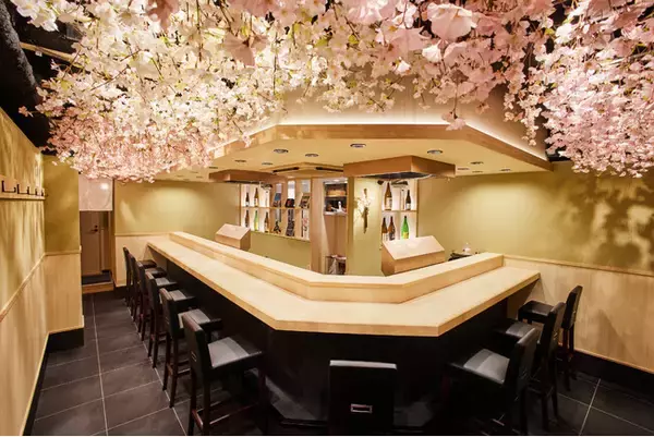 開業からわずか1年で月商1,000万円・坪月商60万円を達成。10席だけの小さな天ぷら店が浅草で描く、革新的インバウンド成功モデル