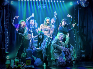 ショーが終わったら、ダンサーと乾杯 ──この“ちょうどいい距離感”が、大人にウケている中野の「ネオスナックがおー」リニューアル後、客足約1.5倍