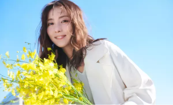 Stola.(ストラ)が女優・石川恋を迎えたPre springカタログを公開！