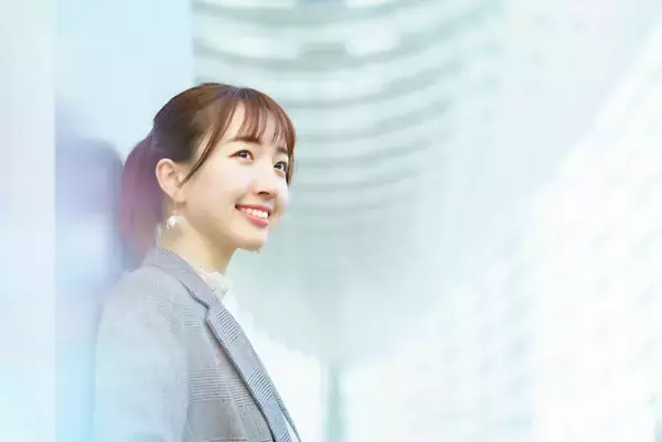 「【緊急アンケート】緊張すると湧き出るワキ汗や手汗、顔汗に悩む女性は97％。新生活のスタートを前に精神性発汗を徹底解説！人との距離が近づくこの時期、「sinai」があればワキ汗のニオイも怖くない」の画像