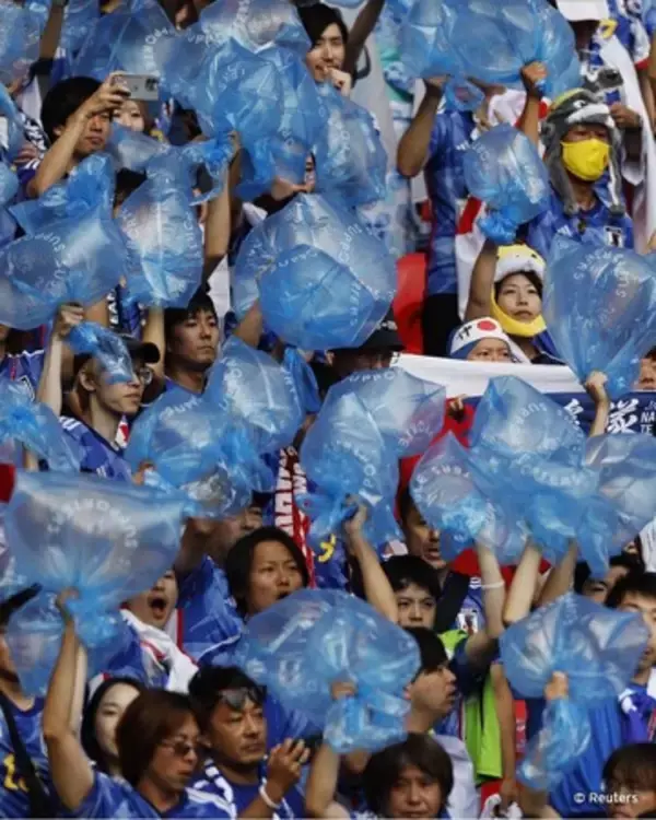 「サッカーW杯2022で話題のスタンド清掃活動に使用された100％国内プラごみ使用の「進化するごみ袋」正式販売開始」の画像