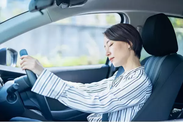 【居眠り運転】2人に1人以上が運転中の睡魔で危険を感じた！”眠気覚まし効果のある対策”について200人に聞きました
