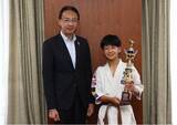 「高槻市立第七中学校1年の濱煌我さんが空手道の全国大会優勝を市長に報告」の画像1