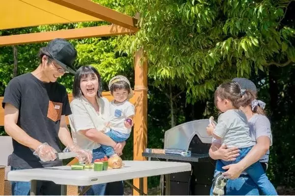 「GWは外の空気を存分に感じて家族でリフレッシュ！カフェ、BBQが楽しめるアウトドア施設『Yamashiro Outdoor Living』で過ごす時間」の画像