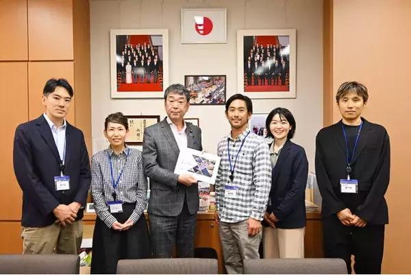 自由民主党ウインタースポーツ＆リゾーツ議員連盟所属の議員へ、提言書を手交