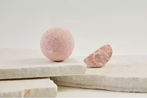 2025.11.13debut ピンクの泡はじけて甘やかに香る。ほぐれるような至福のバスタイムを楽しむバスボムが登場。