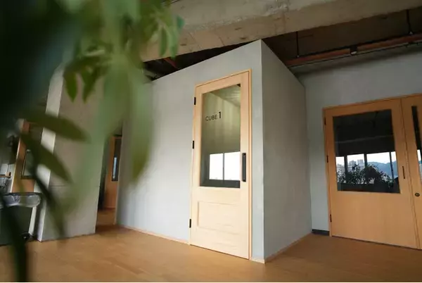 オンラインミーティングブース「CUBE」を導入。オンライン会議のストレスを極限までゼロに