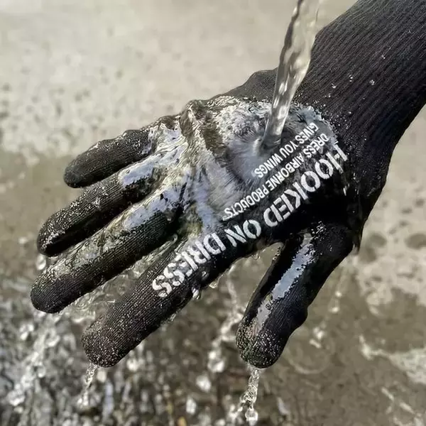 発売から数日で完売！防水 ×ニットグローブが再生産へ！釣りやメンテナンスだけじゃない。 アウトドア・キャンプ・自転車 タウンユースでも注目が集まる DRESS 防水ニットグローブ