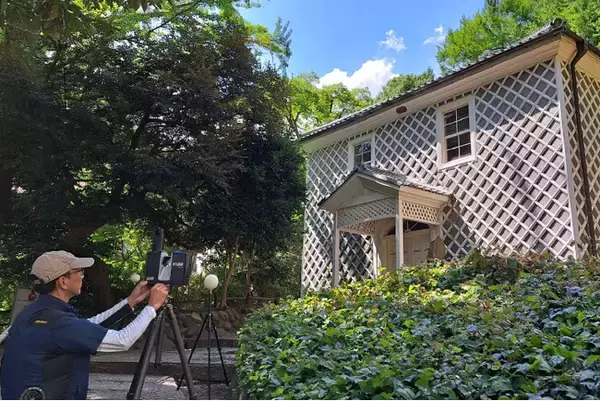 野沢園、慶應義塾大学「三田演説館」周辺の植栽管理に3D測量データを活用