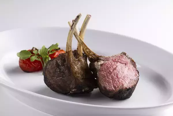 「ヒルトン大阪「CENTRUM（セントラム）」グリル＆ワインがアメリカンステーキハウスをコンセプトにメニューを一新より気軽に楽しめるレストランに」の画像