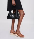 「＜A.P.C.＞ベストセラー"NINON"バッグシリーズに新型BABY NINONショルダーバッグ登場」の画像1