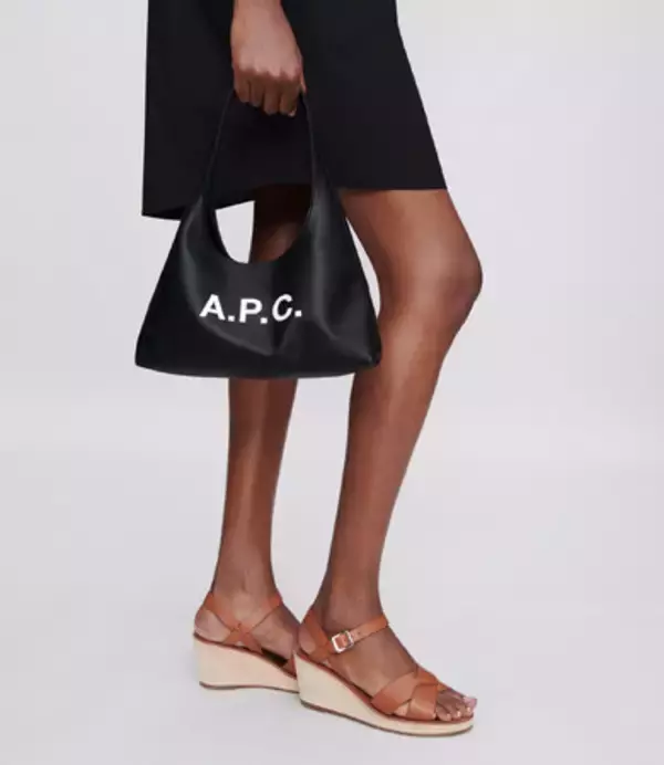 ＜A.P.C.＞ベストセラー"NINON"バッグシリーズに新型BABY NINONショルダーバッグ登場