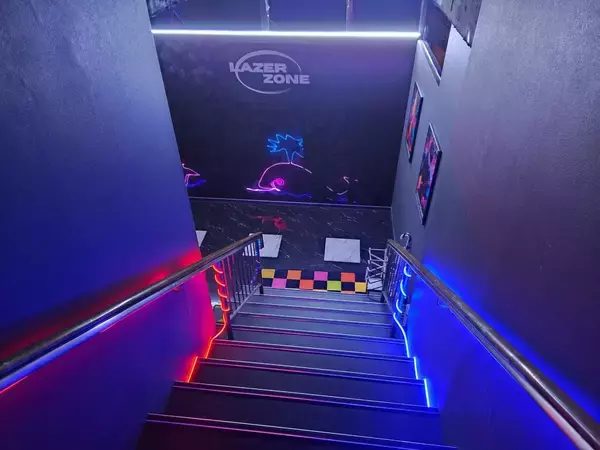 「国と言語の壁を越えて新しいゲームスポーツを紹介したい！世界で大人気のレーザータグ施設「LAZER ZONE」、アメリカ人開業者の手作り開店秘話！」の画像