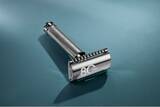 「【ミューレ80周年】ドイツの技巧が光る、一生モノの輝き。R89特別記念モデルのステンレス両刃カミソリ、50本限定で5月30日発売。」の画像1