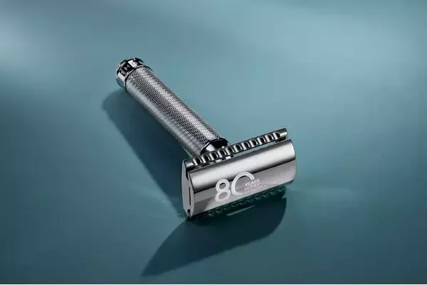 【ミューレ80周年】ドイツの技巧が光る、一生モノの輝き。R89特別記念モデルのステンレス両刃カミソリ、50本限定で5月30日発売。