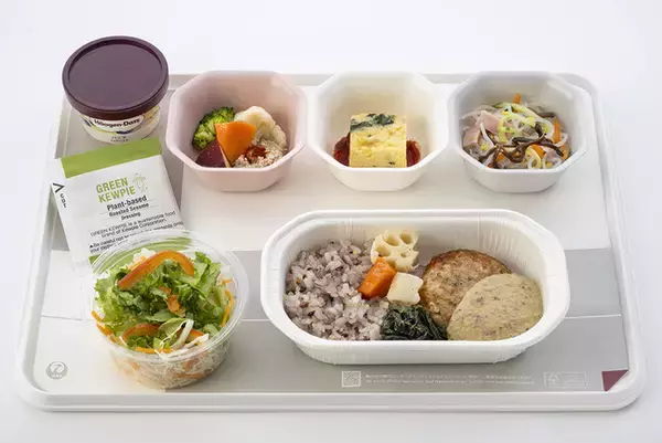 キユーピーとJALUXがサステナブルな商品を共同で企画開発 国内初の紙製小袋ドレッシングが一部のJAL国際線機内食に採用決定