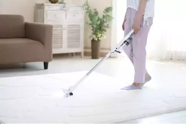 ヘッドが自走する軽量コードレスクリーナー「パワーブラシ付軽量掃除機スリム」を発売