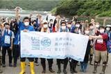 「漂着ごみ約1トンを回収　アクセス困難な海岸に漂着したフロートやブイ　減容装置を用いた大型漁業系ごみの一掃作戦を実施しました」の画像1