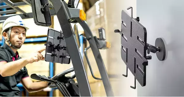 スチール製ラックや工事車両などに取り付けできる、強力マグネット式タブレットホルダーを発売