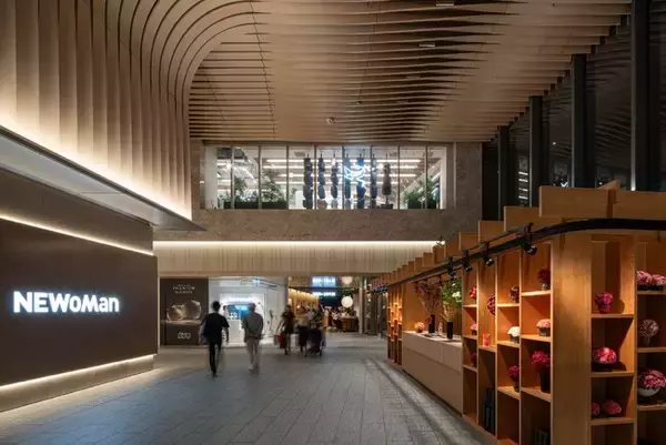 ニュウマン高輪に日本電気硝子の防火ガラス「ファイアライト(R)」シリーズが採用