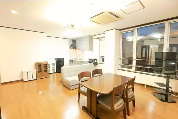 「旭川市に一軒家型の民泊がオープン！最大14名が宿泊できる3階建の貸切住宅」の画像