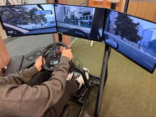 ORENDA WORLD、VR運転シミュレーター「SimRaku Drive」に待望の専用筐体が登場！シート・ハンドル・ディスプレイ位置を自在に調整、乗用車から大型トラック、建機まで幅広い車種に対応