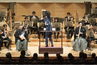 世界を舞台に活躍する指揮者・山田和樹×読響、圧巻の公演がライブ盤で登場！武満徹「ノヴェンバー・ステップス」を中心に意欲的なプログラムを収録