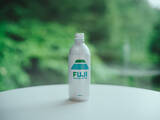 「ファミリーマートオリジナルデザインの限定ボトル「FAMIMA フジミネラルウォーター490ml（アルミボトル缶）」本日、7月10日（金）販売開始」の画像1