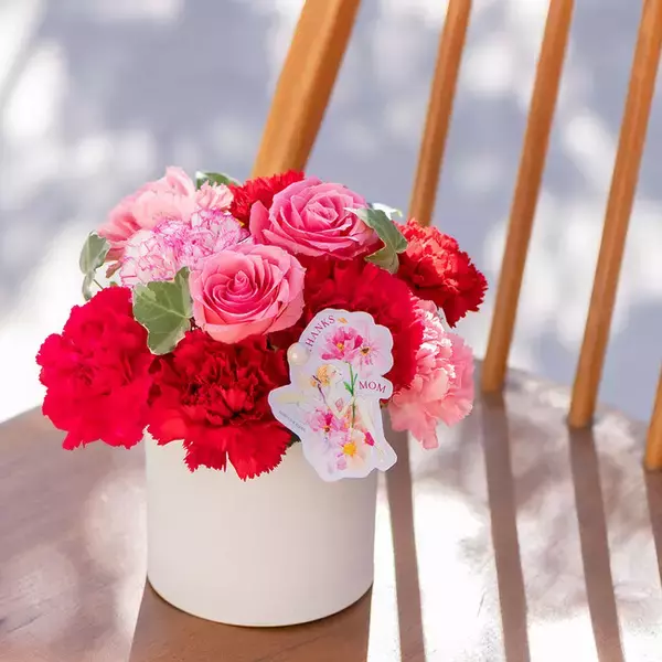 【調査報告】母の日プレゼント志向が3年で半減、モノより家族と繋がる“トキ”を重視。物価高でも感謝予算は維持、タイパ重視のアレンジメントが人気。