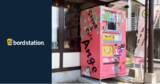 「三重県四日市の『Stone&Cafe Ange』、お弁当などが購入できる自販機を設置！看板型デザイン自動販売機「ボードステーション」」の画像1