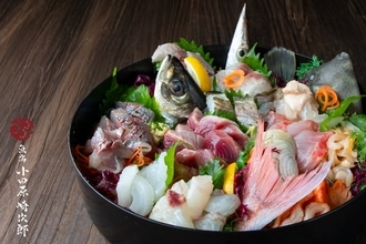 創業430年以上の仲卸が挑む“新しい魚商”──老舗「鮑屋」が小田原に『魚商 小田原崎次郎』を開く理由