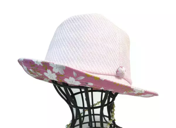 かぶっていても頭が痛くならない、跡が残らない、髪が乱れない、帽子嫌いがかぶりたくなる帽子。帽子一筋50年、百貨店の年間売り上げNo. 1、月間600個を手掛ける帽子工房が作る「人の物語に寄り添う帽子」