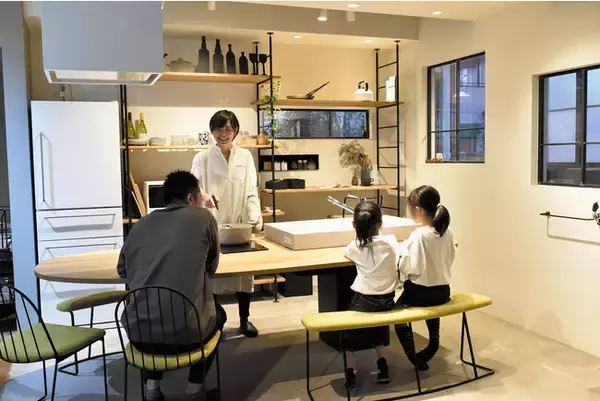 キッチンとダイニングがひとつになる。無垢天板＋鉄脚のテーブルキッチン。暮らしが変わる。間取りが変わる。建築家、家具デザイナーと共同開発した「アンフォルム」を発売