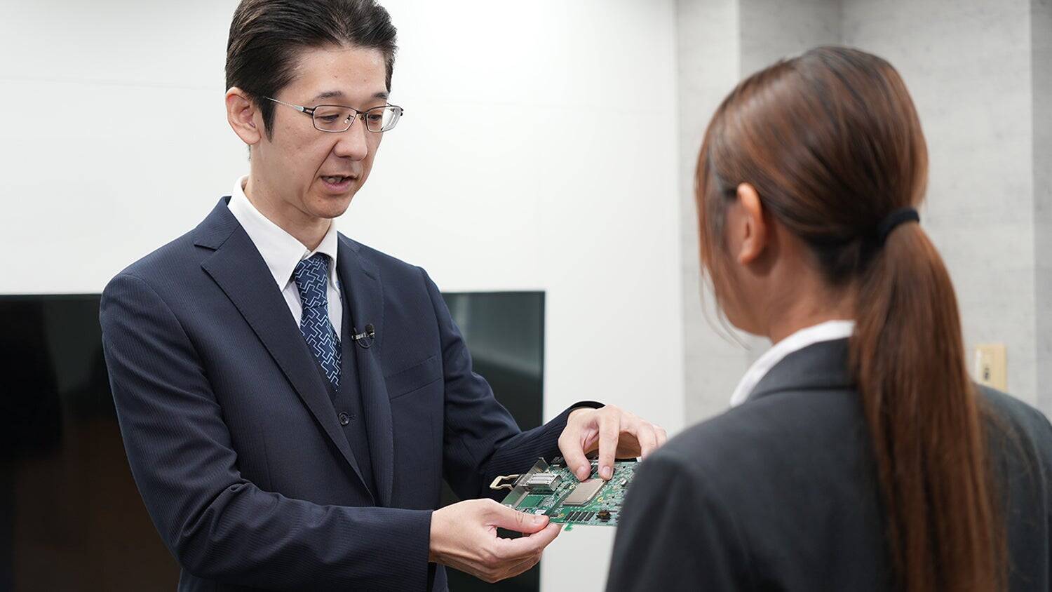 社会インフラを“止めない”技術。設計・製造一貫体制で「1台」から応える、アバールデータの産業用基板づくり。