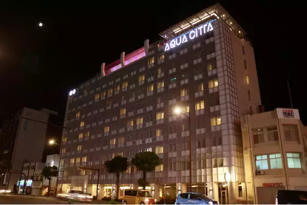 「【ホテル アクアチッタ ナハ】沖縄県那覇の国道58号線沿いに光の演出をプラスする「天気予報のライトアップ」を最上階シースループールでスタート」の画像