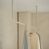 「生活感がにじみやすい室内干しを、すっきりと美しく。天吊りハンガーバーに新色「グレージュ」登場」の画像1